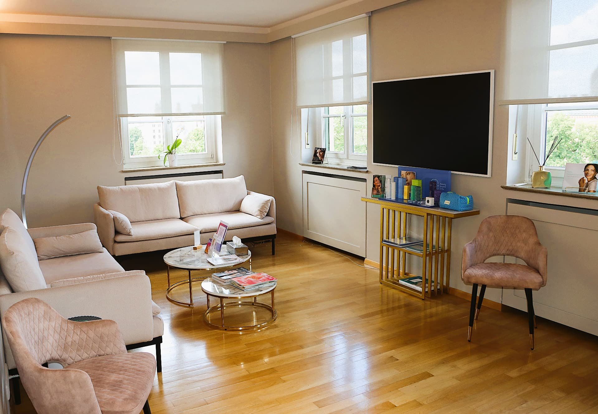 Wartelounge mit Sitzgruppe, TV und Produktdisplay