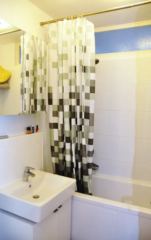Badezimmer mit Wanne, Dusche und Waschtisch