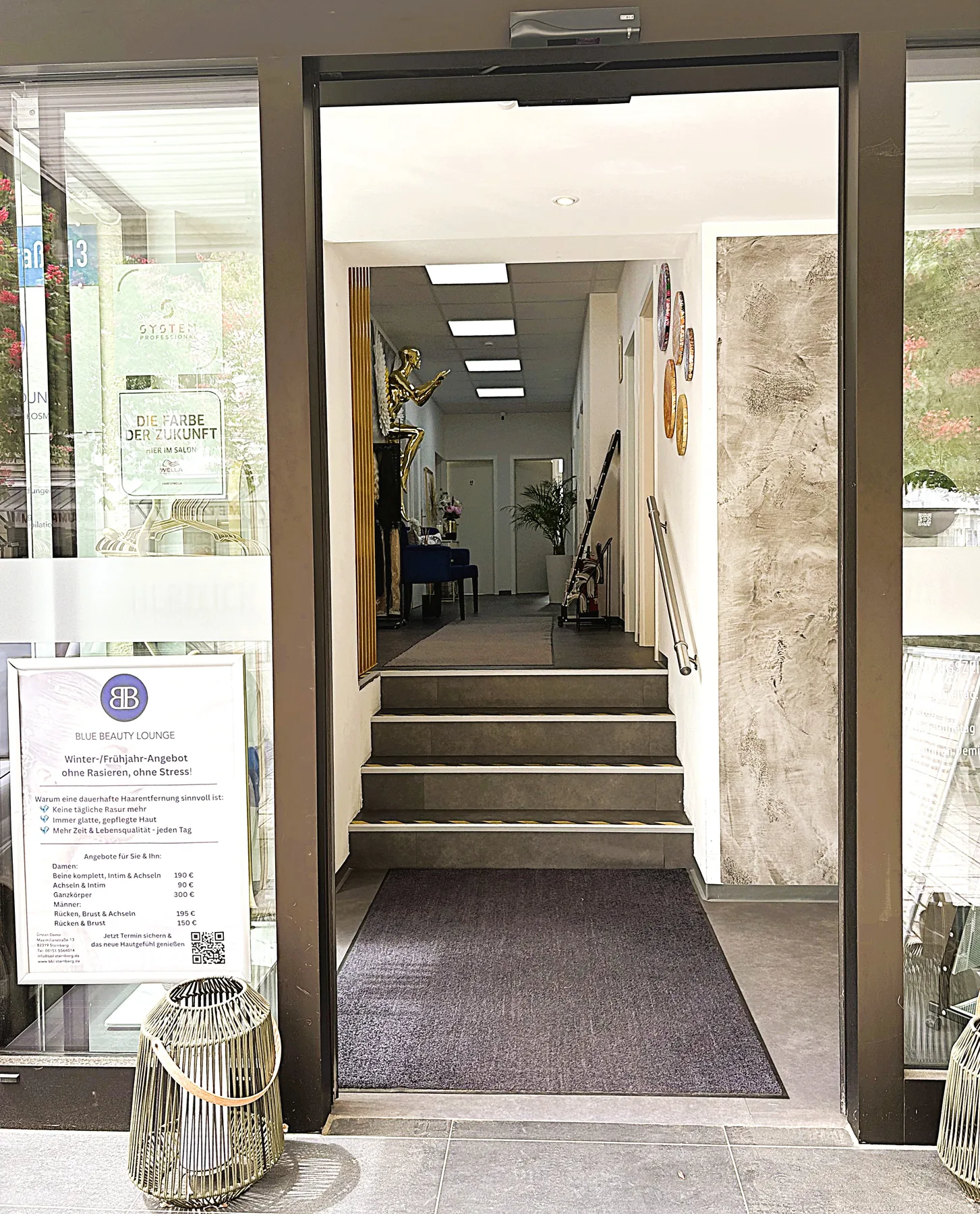Eingang zum Friseur- und Kosmetiksalon Blue Beauty Lounge