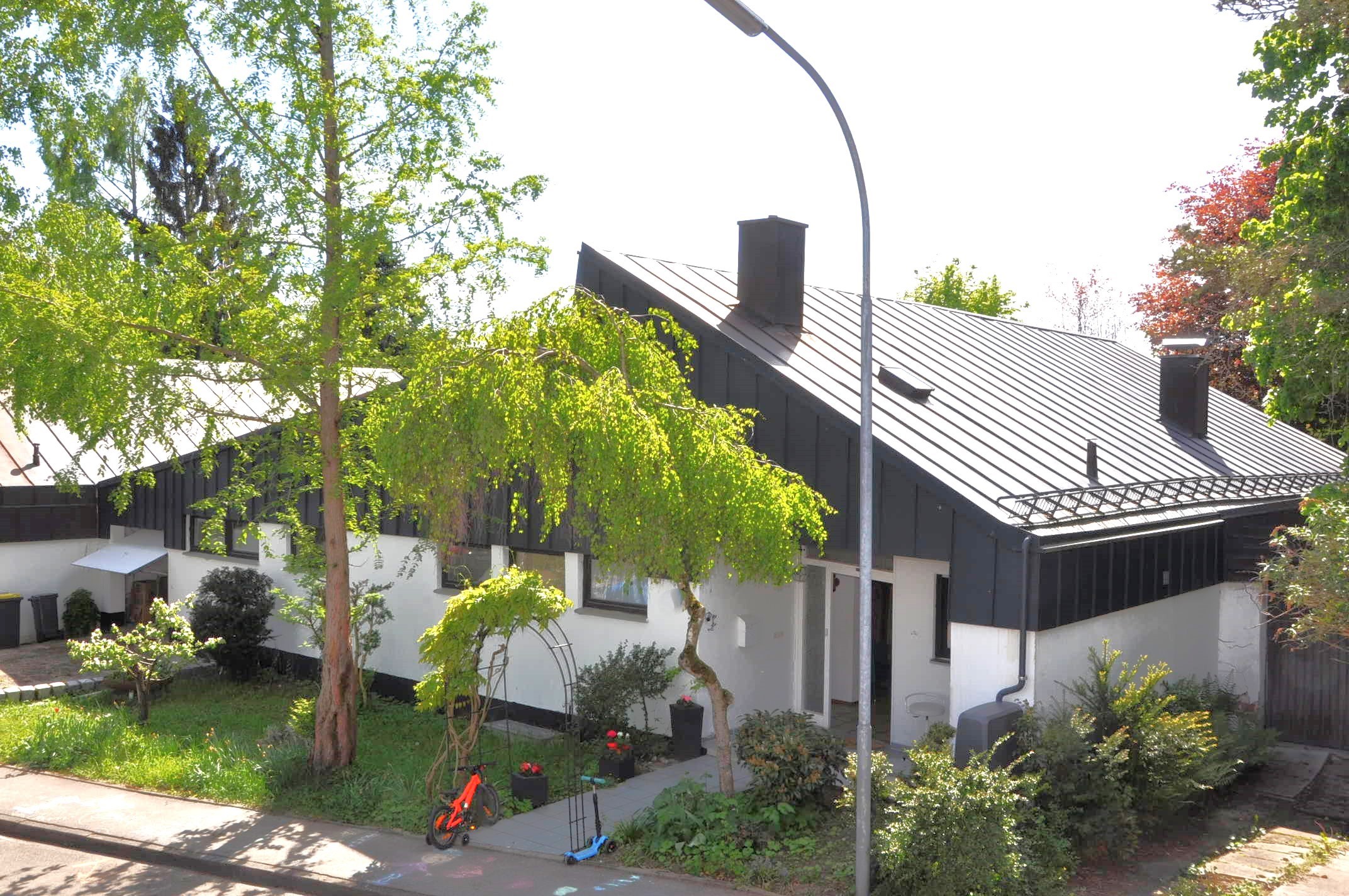 Luftbild: 690 m² Grundstück mit eingewachsenem Garten in Eching